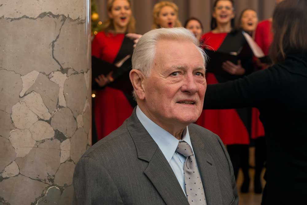 Valdas Adamkus prie choro